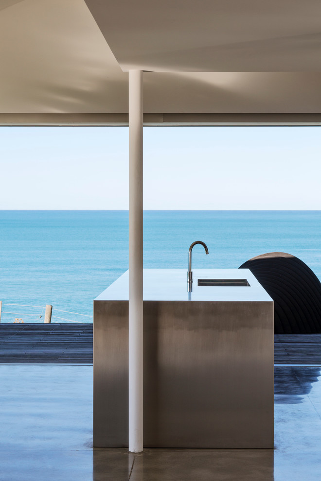 This is an example of a contemporary kitchen in Auckland.