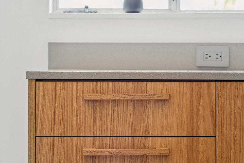 Esempio di una cucina abitabile moderna di medie dimensioni con ante lisce, paraspruzzi grigio, pavimento in sughero, pavimento marrone, top grigio e soffitto in legno