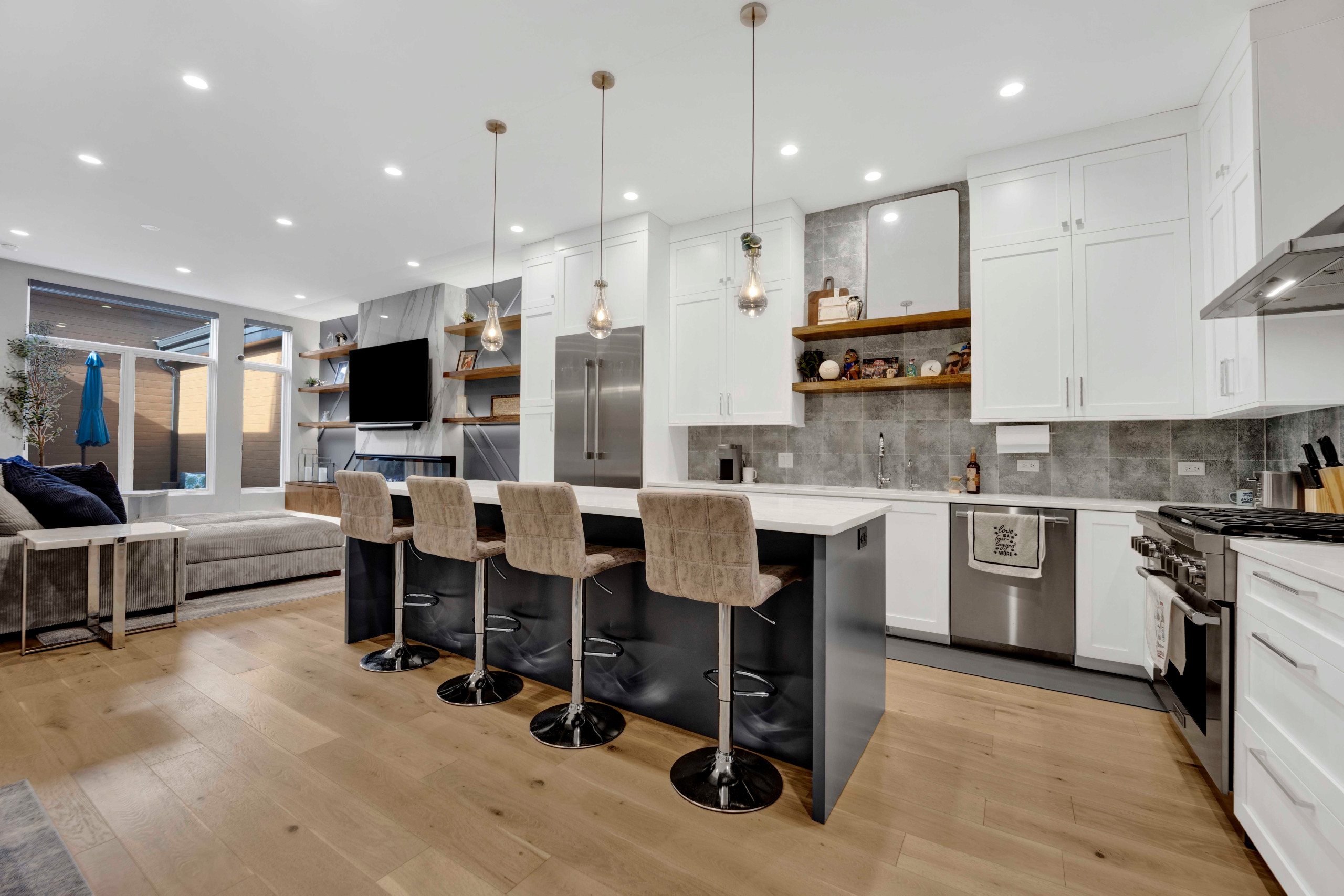 Kitchen - modern kitchen idea in Chicago