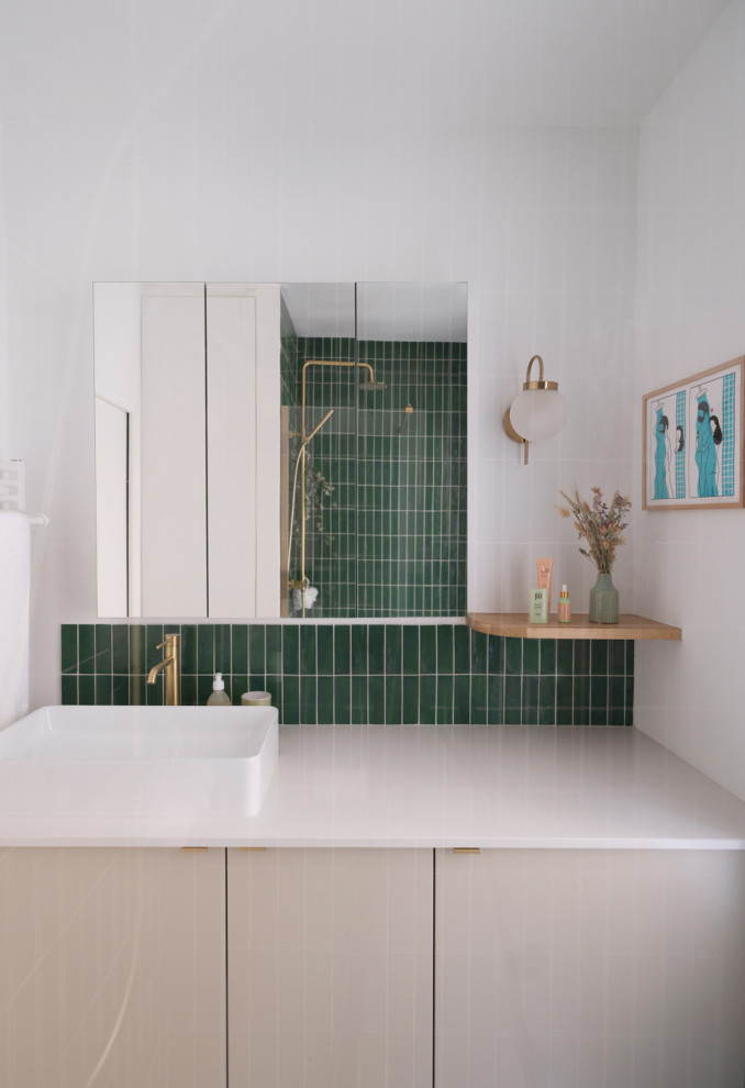 Cette image montre une salle d'eau beige et blanche nordique avec un placard à porte plane, des portes de placard beiges, une douche à l'italienne, un mur blanc, un sol beige, meuble simple vasque, meuble-lavabo suspendu, un carrelage vert, un lavabo posé et un plan de toilette blanc.