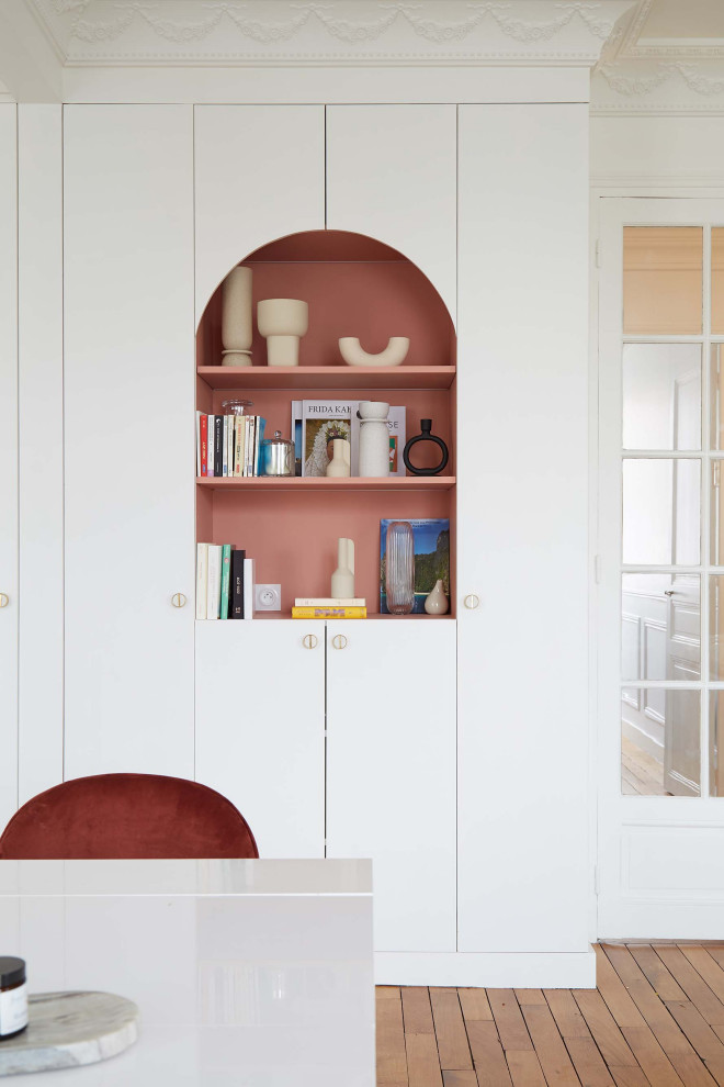 Mittelgroßes, Offenes Klassisches Wohnzimmer mit rosa Wandfarbe in Paris
