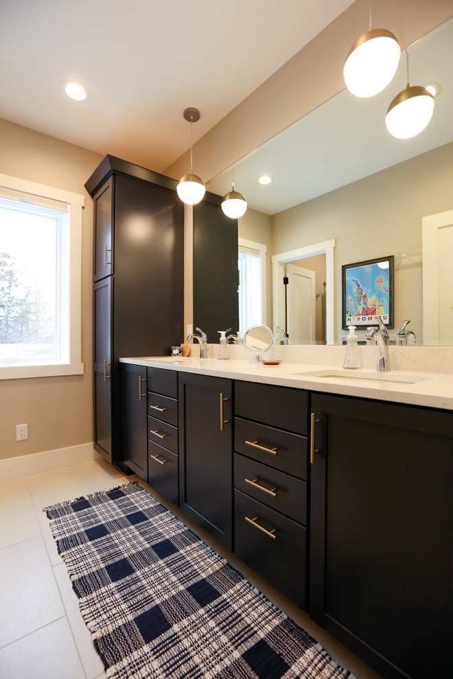 Example of a mid-sized transitional master porcelain tile and beige floor bathroom design with recessed-panel cabinets, black cabinets, a two-piece toilet, beige walls, an undermount sink, quartzite countertops and white countertops