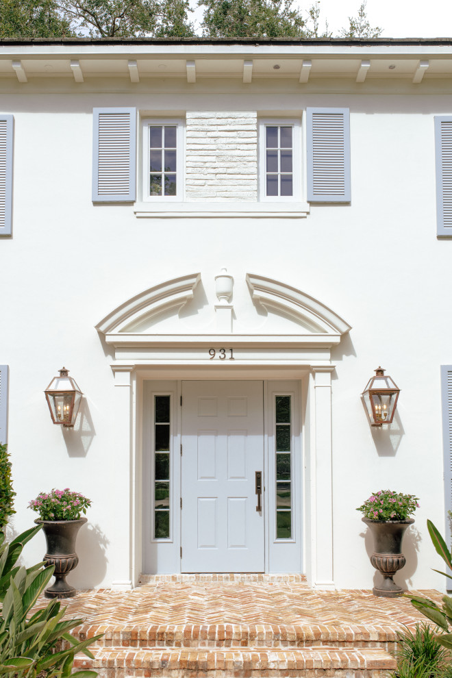 Klassische Haustür mit Einzeltür und grauer Haustür in Miami