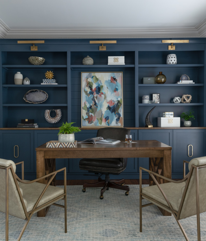 Пример оригинального дизайна: кабинет в стиле неоклассика (современная классика) с синими стенами, темным паркетным полом и коричневым полом