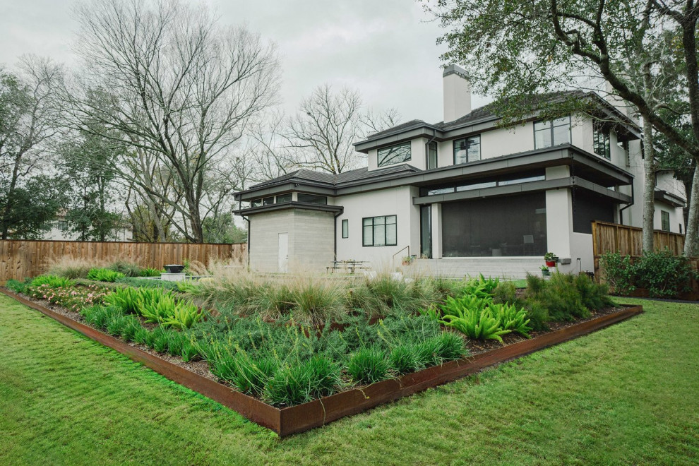 Großer, Geometrischer Moderner Garten hinter dem Haus, im Sommer mit Betonboden, Sichtschutz und direkter Sonneneinstrahlung in Houston