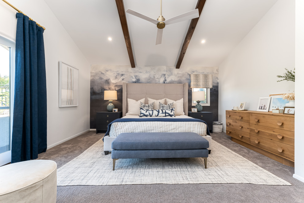 Foto de dormitorio principal contemporáneo grande con paredes blancas, moqueta y papel pintado