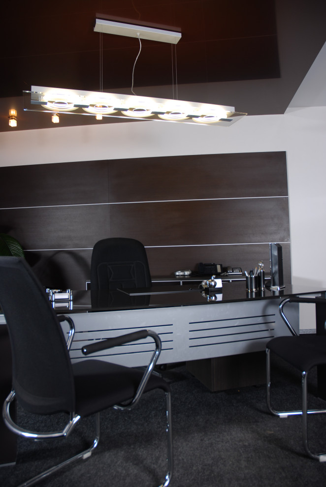 офис в темных тонах