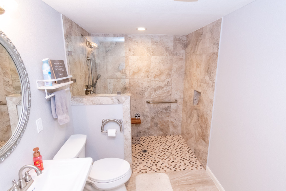 Idéer för att renovera ett mellanstort vintage badrum, med en kantlös dusch, en toalettstol med separat cisternkåpa, grå väggar, klinkergolv i porslin, ett piedestal handfat, brunt golv och med dusch som är öppen