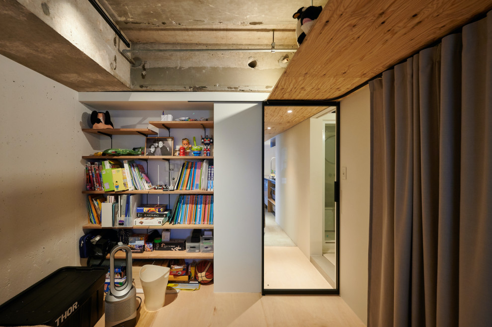 Inspiration pour une chambre d'enfant urbaine de taille moyenne avec un mur blanc, un sol beige, poutres apparentes et du lambris de bois.