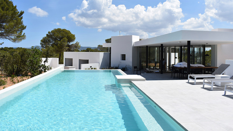 Foto de piscina alargada minimalista de tamaño medio rectangular