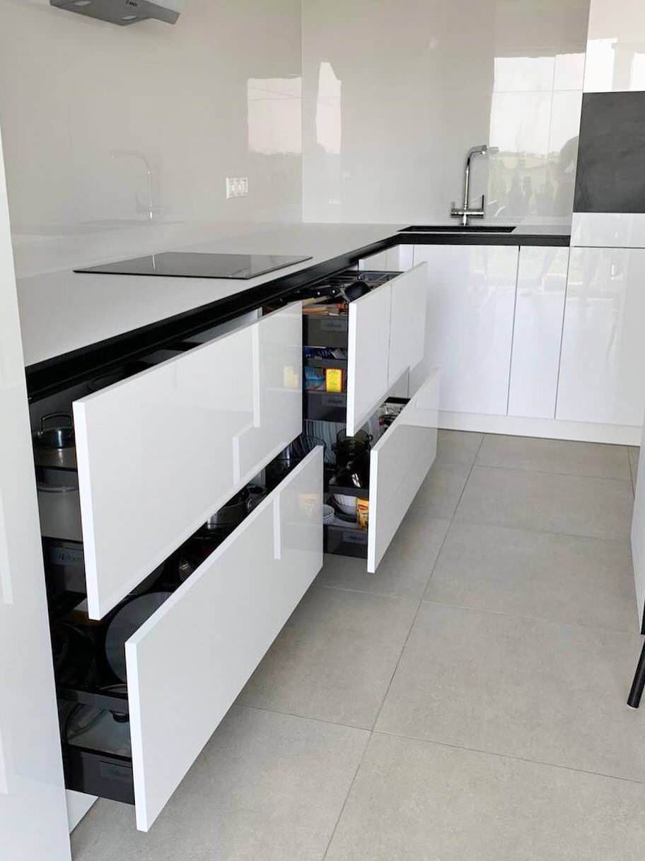 Белая кухня с островом