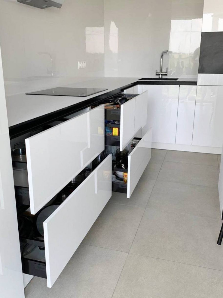 Белая кухня с островом