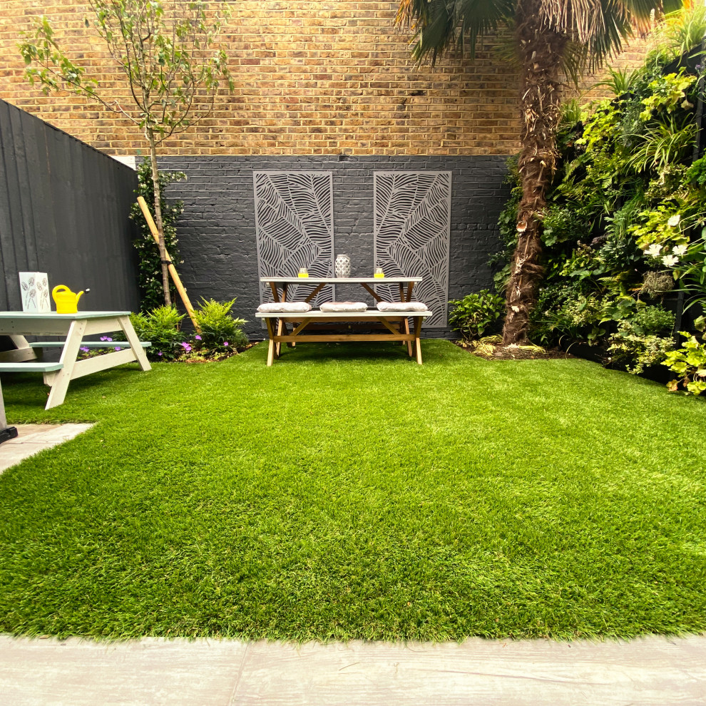 Ispirazione per un piccolo giardino moderno esposto a mezz'ombra dietro casa in estate