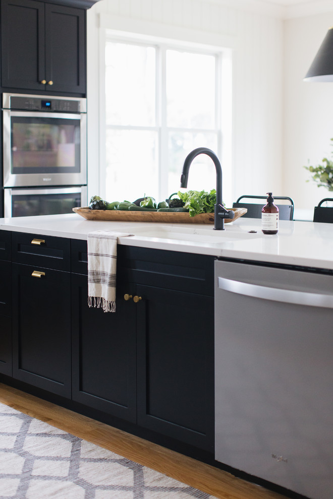 Transitional kitchen photo in Chicago