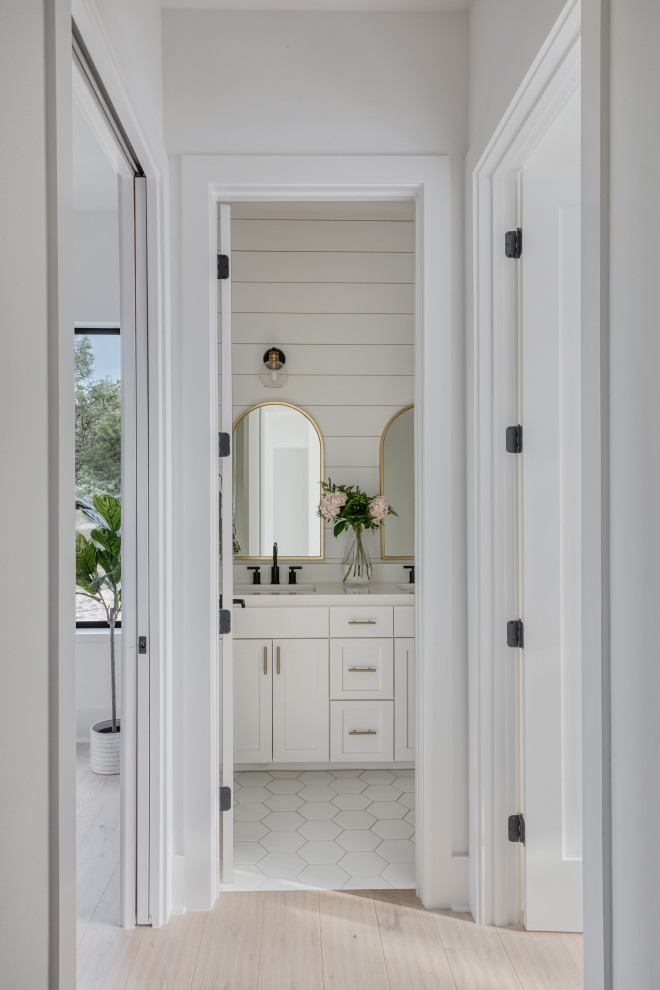 Стильный дизайн: детская ванная комната среднего размера в стиле модернизм с фасадами в стиле шейкер, белыми фасадами, душем без бортиков, черно-белой плиткой, цементной плиткой, белыми стенами, полом из керамической плитки, врезной раковиной, столешницей из кварцита, белым полом, душем с распашными дверями, белой столешницей, сиденьем для душа, тумбой под одну раковину, напольной тумбой и стенами из вагонки - последний тренд