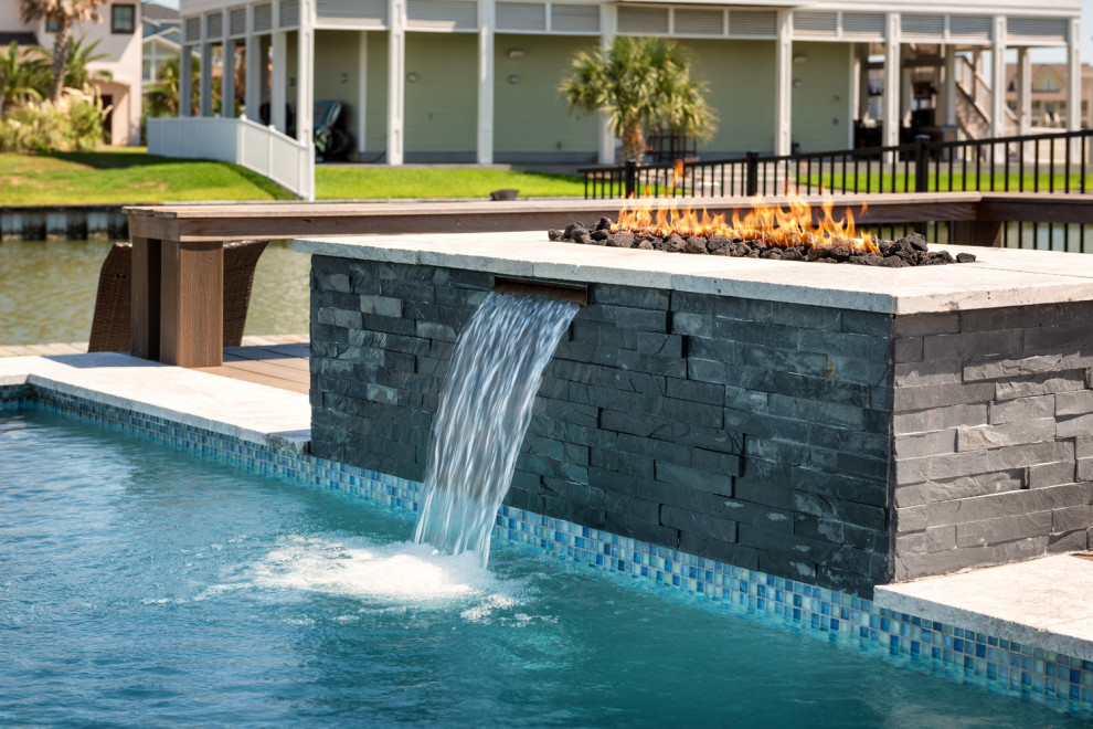 Пример оригинального дизайна: бассейн среднего размера, произвольной формы на боковом дворе в современном стиле с покрытием из каменной брусчатки