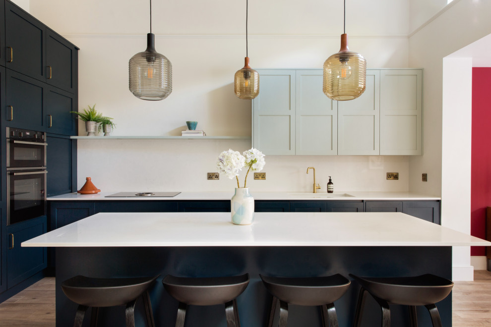 Idéer för mellanstora vintage vitt kök, med skåp i shakerstil, blå skåp, bänkskiva i koppar, vitt stänkskydd och en köksö