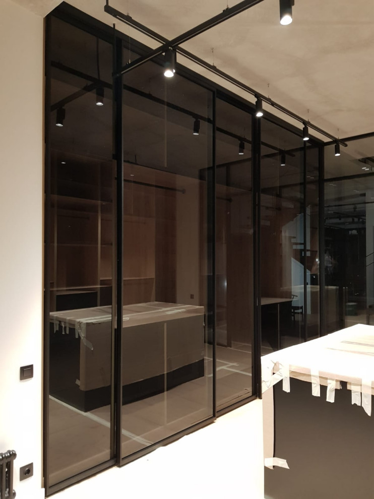 Раздвижная стеклянная перегородка в гардеробную