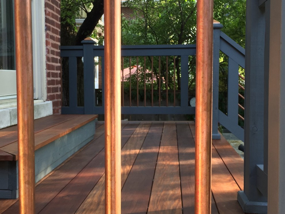 Inspiration for a small backyard deck remodel in Chicago with no cover