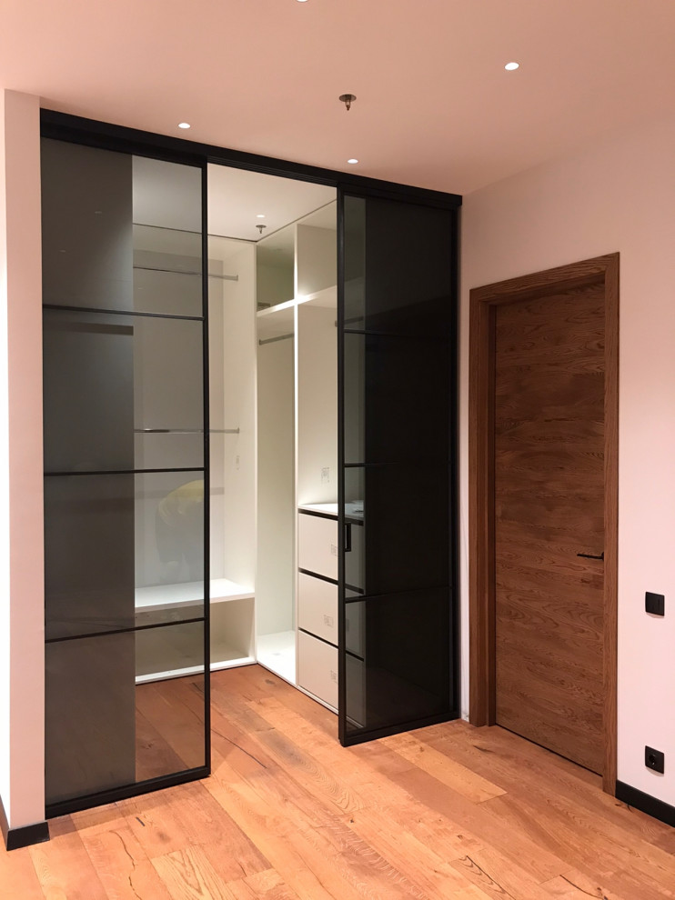 Раздвижная перегородка в гардеробной (стекло графит)