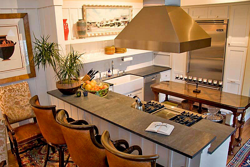 This is an example of a traditional u-shaped eat-in kitchen in San Francisco with a single-bowl sink, recessed-panel cabinets, white cabinets, granite benchtops, white splashback and stainless steel appliances.