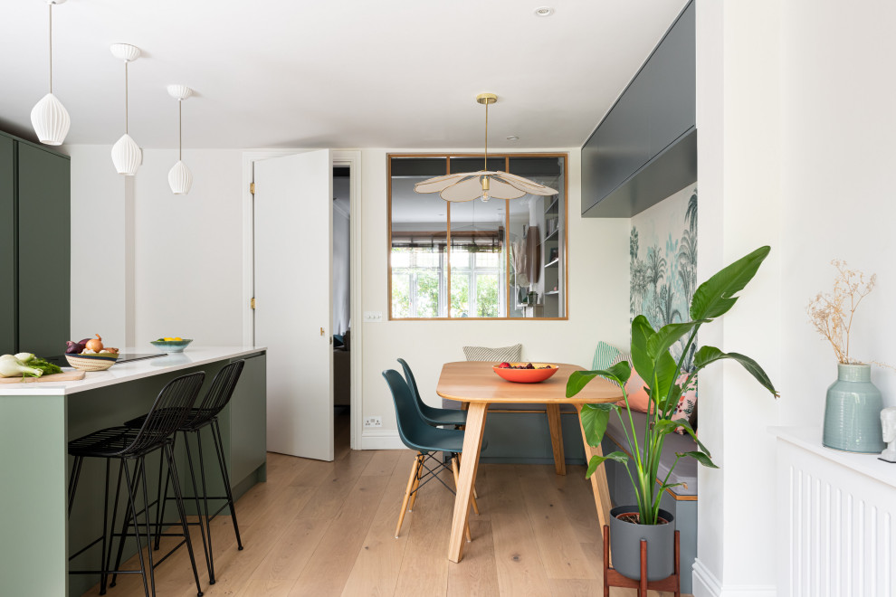 Источник вдохновения для домашнего уюта: столовая среднего размера в стиле фьюжн с с кухонным уголком, синими стенами, светлым паркетным полом, бежевым полом и обоями на стенах