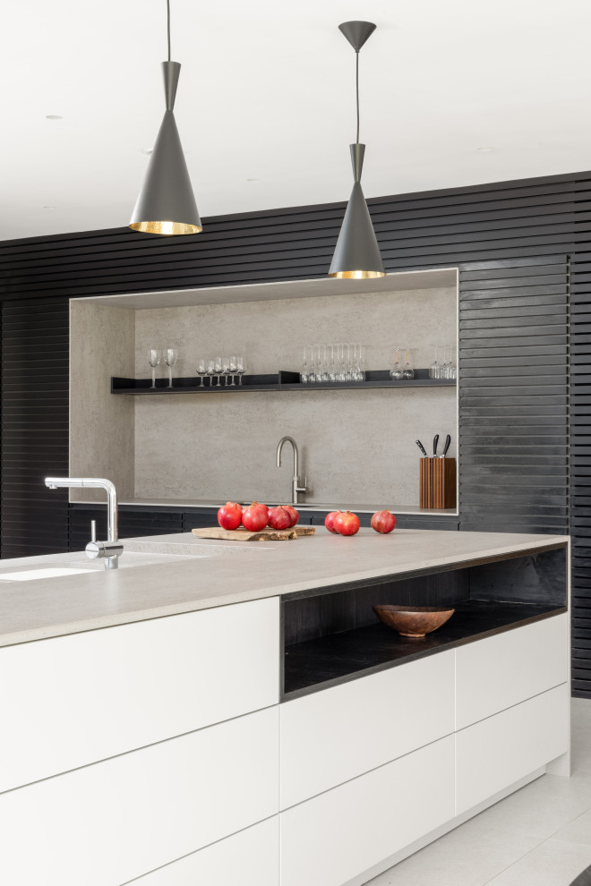 Große Moderne Wohnküche mit flächenbündigen Schrankfronten und Kücheninsel in Hampshire