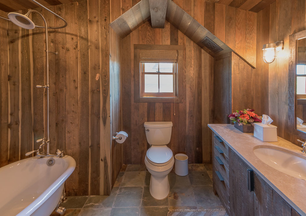 Example of a mountain style home design design in Austin