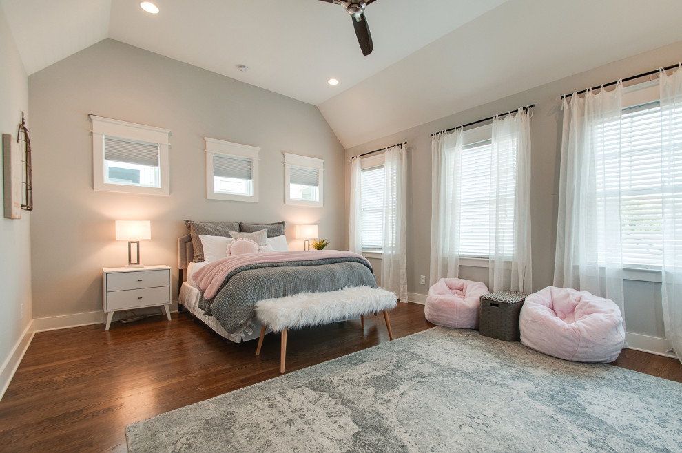 Mittelgroßes Mid-Century Mädchenzimmer mit Schlafplatz, grauer Wandfarbe, braunem Holzboden, braunem Boden und gewölbter Decke in Nashville