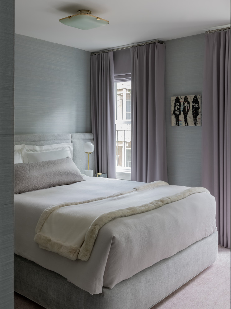 Diseño de dormitorio principal tradicional renovado de tamaño medio con paredes grises, suelo de madera oscura, suelo rosa y papel pintado