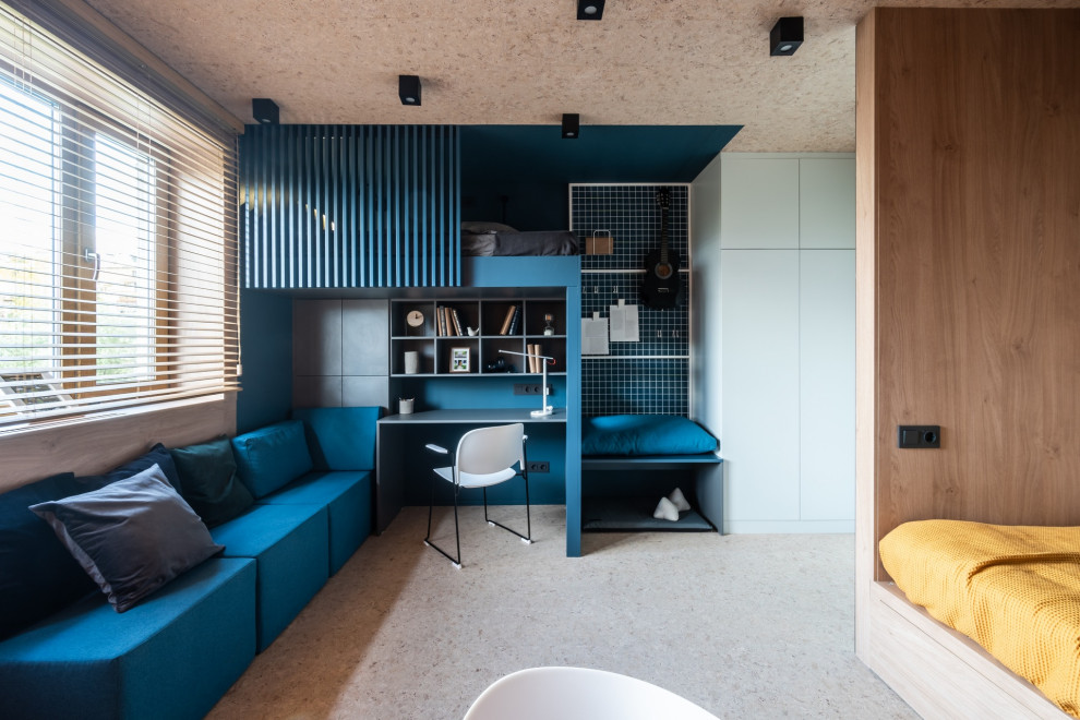 Esempio di una cameretta per bambini minimal con pareti blu, pavimento in sughero e pavimento beige