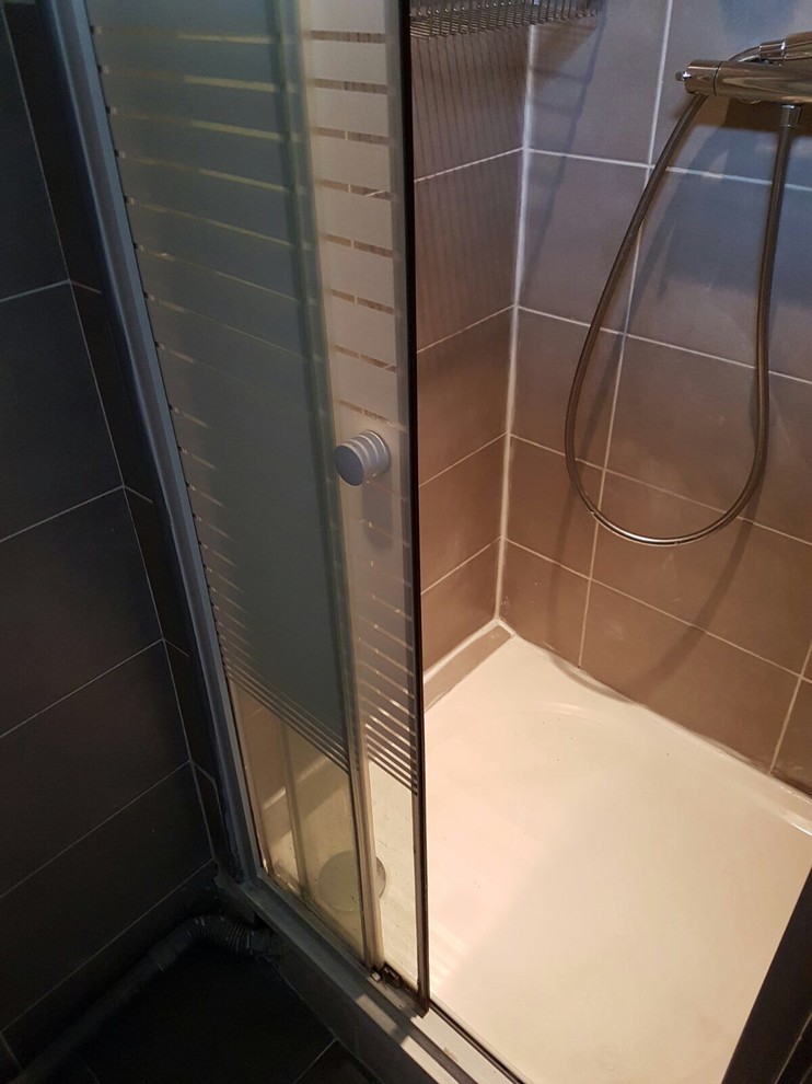 Réunir une salle de douche avec les toilettes