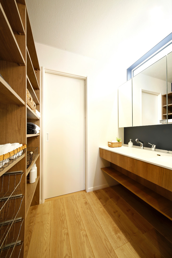 This is an example of a midcentury laundry room in Sapporo.
