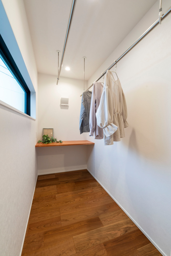 Idee per una lavanderia multiuso minimalista di medie dimensioni con pareti bianche, top marrone, soffitto in carta da parati e carta da parati