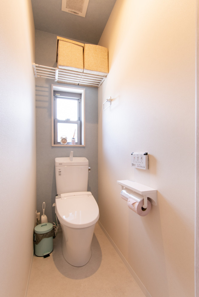 Пример оригинального дизайна: туалет в стиле шебби-шик с унитазом-моноблоком, разноцветными стенами, полом из винила, бежевым полом, потолком с обоями и обоями на стенах