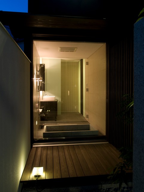 嵯峨の家 modern-badezimmer