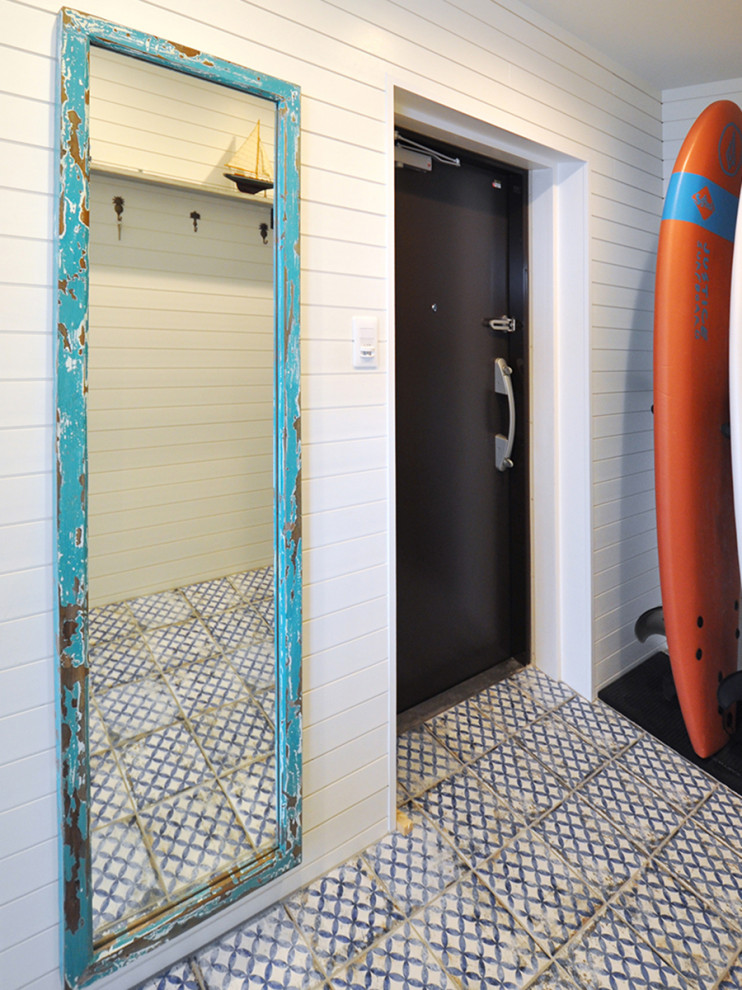 Idee per un ingresso o corridoio costiero di medie dimensioni con pareti bianche, pavimento in gres porcellanato e pavimento blu
