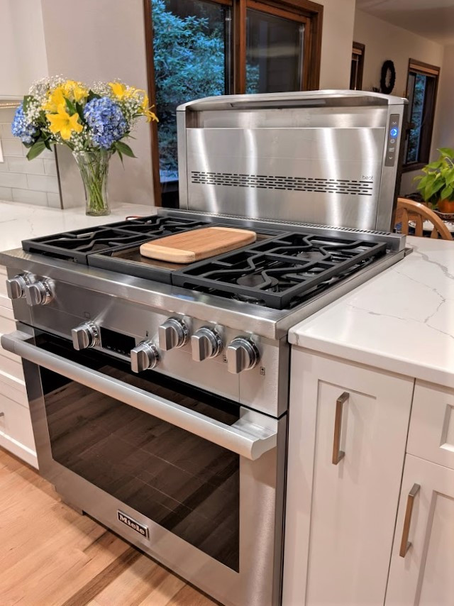 Inspiration for a transitional kitchen remodel in Seattle