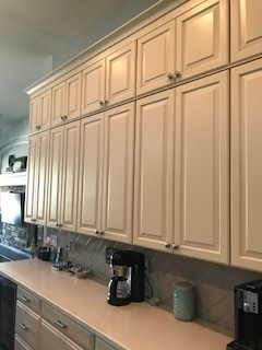 Kitchen - traditional kitchen idea in Dallas