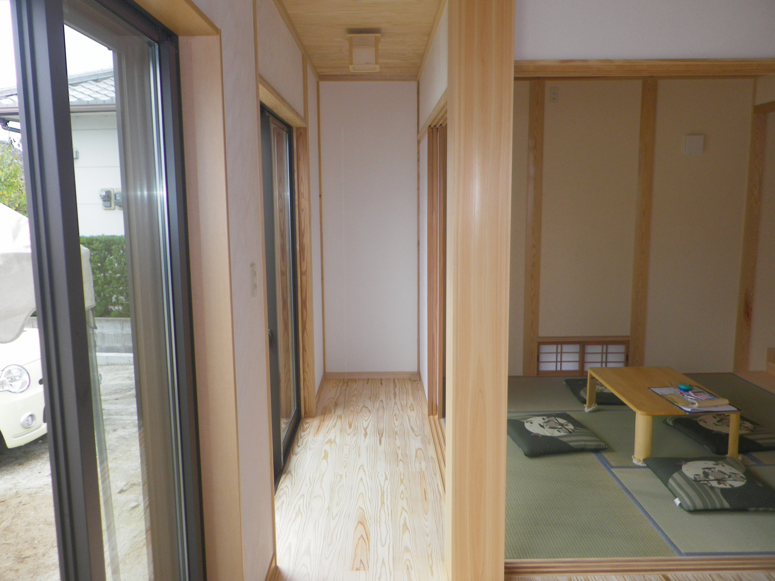 天然木のぬくもりと日の光に包まれる家