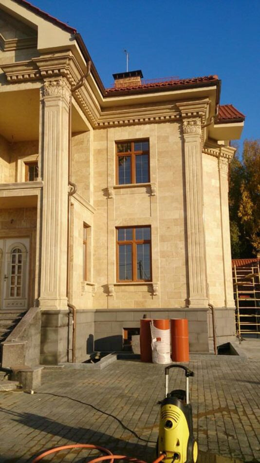 Фасад дома из камня мрамор, травертин,гранит и.т