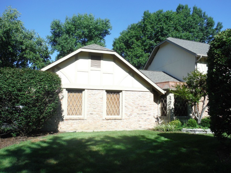 This is an example of a mid-sized traditional two-storey beige exterior in St Louis with concrete fiberboard siding.