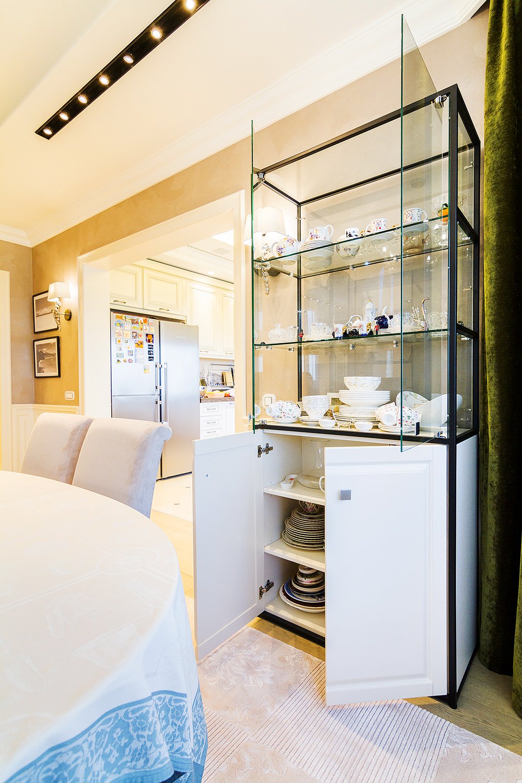 Шкаф витрина