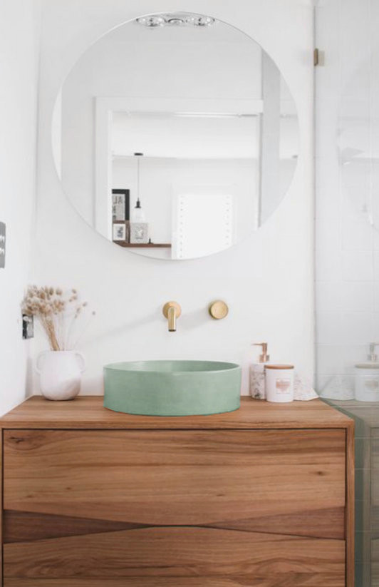 Modelo de cuarto de baño principal, único y flotante moderno pequeño con puertas de armario marrones, baldosas y/o azulejos blancos, baldosas y/o azulejos de porcelana, encimera de madera y encimeras marrones