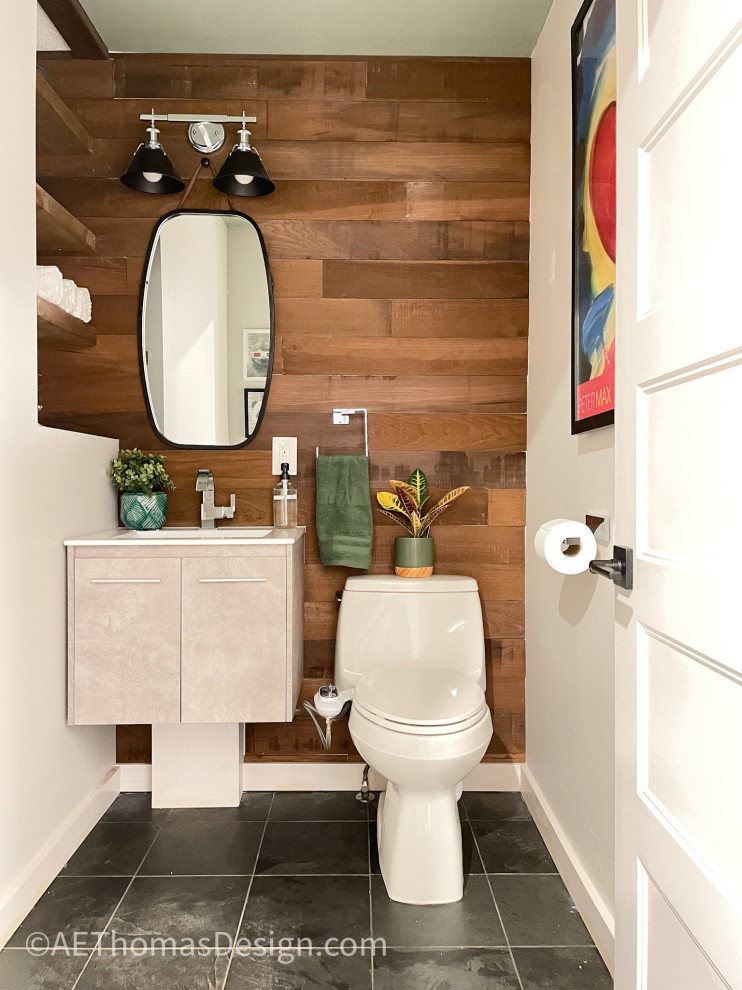 Réalisation d'un petit WC et toilettes chalet en bois avec un placard à porte plane, des portes de placard grises, un sol en ardoise, un lavabo intégré, un plan de toilette en surface solide, un plan de toilette blanc et meuble-lavabo suspendu.