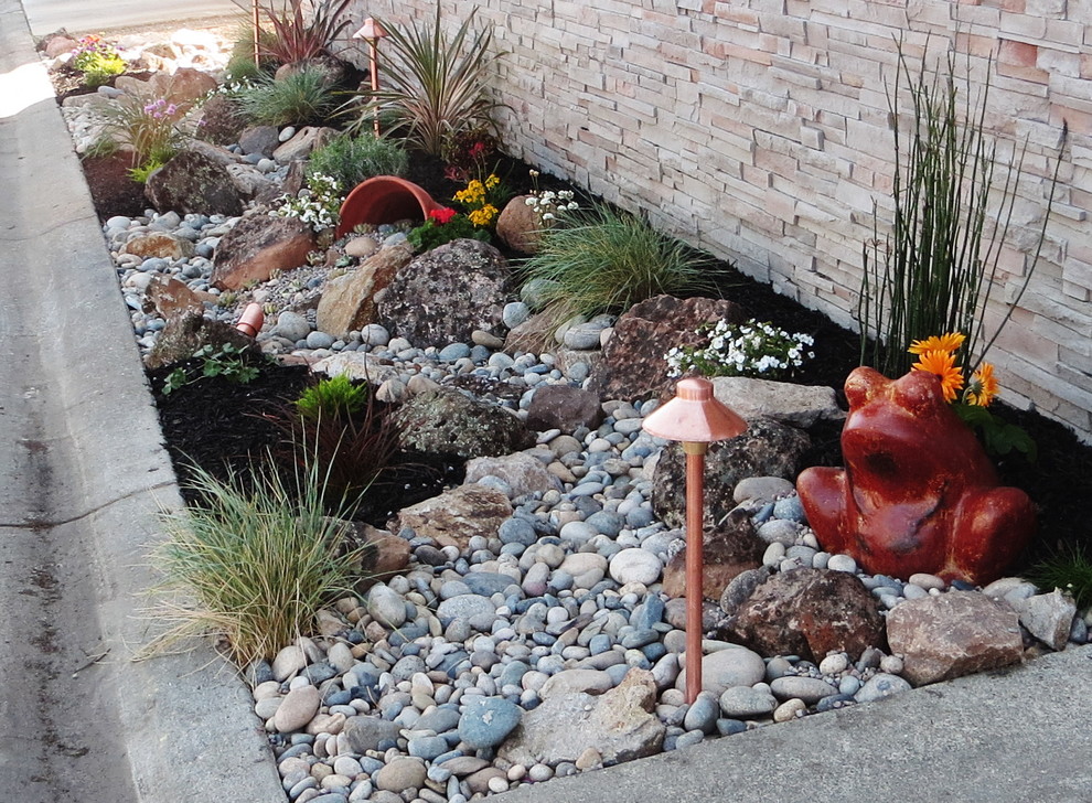 Photo of a mid-sized eclectic front yard garden in San Francisco with a retaining wall.