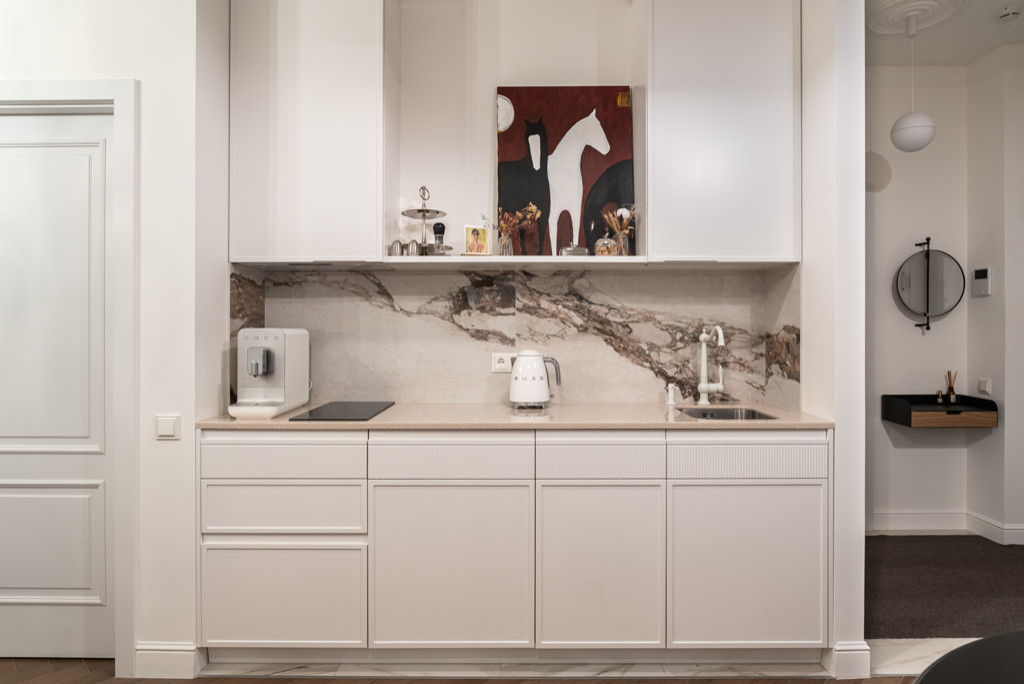 Белая кухня-гостиная в лучших традициях