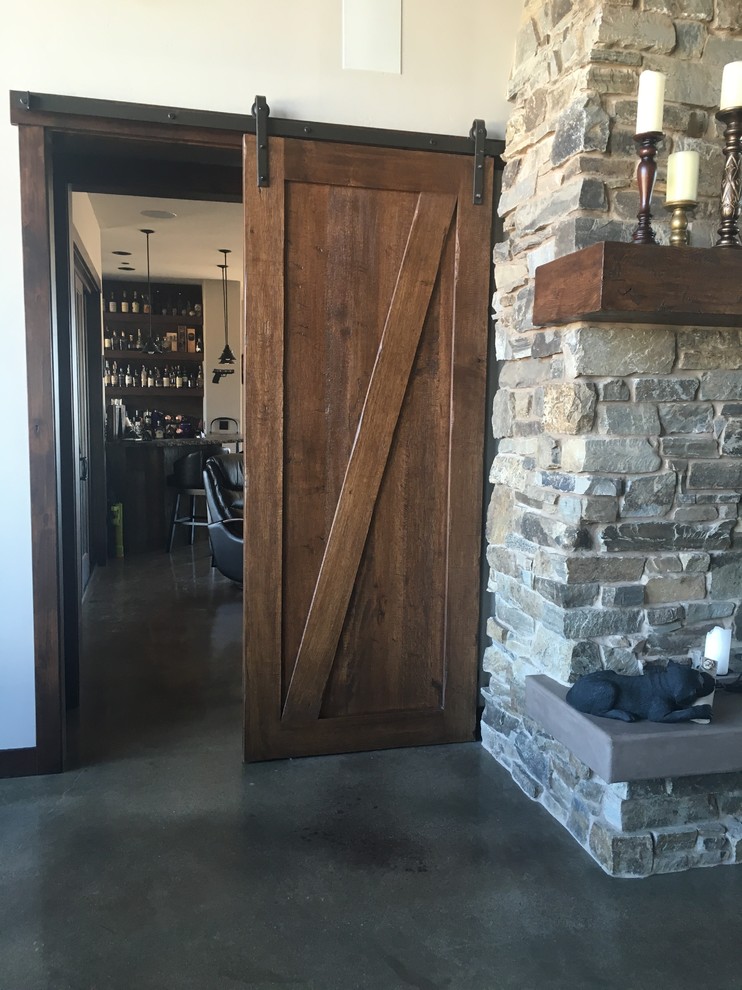 Example of a mountain style entryway design in Seattle