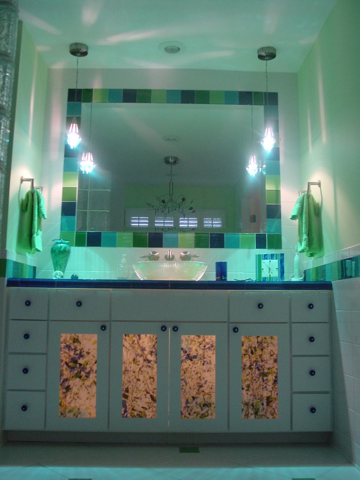 Example of a transitional home design design in Cincinnati
