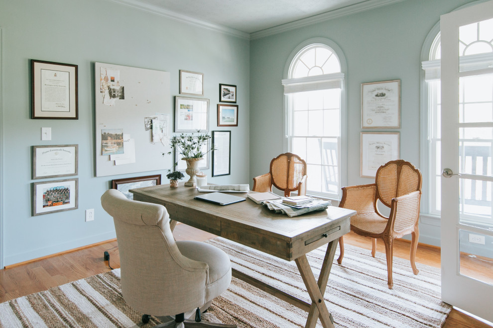 Idées déco pour un grand bureau classique avec un mur bleu, un sol en bois brun et un bureau indépendant.